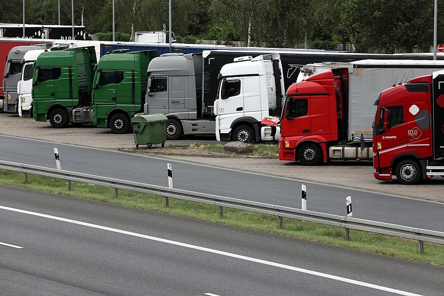 Lkw-Parknot an Autobahnen: ADAC warnt vor systemischem Parkplatzmangel und riskanten Parkverstößen