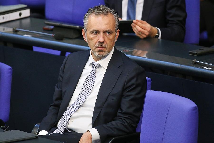 Bundesregierung fordert deutsche Industrie zu KI-Führungsrolle auf