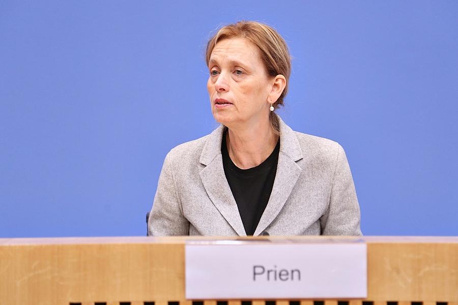 Bundesfamilienministerin Prien offen für Social-Media-Verbot bis 13 oder 14 Jahre