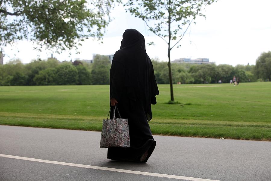 Frau mit Burka (Archiv)