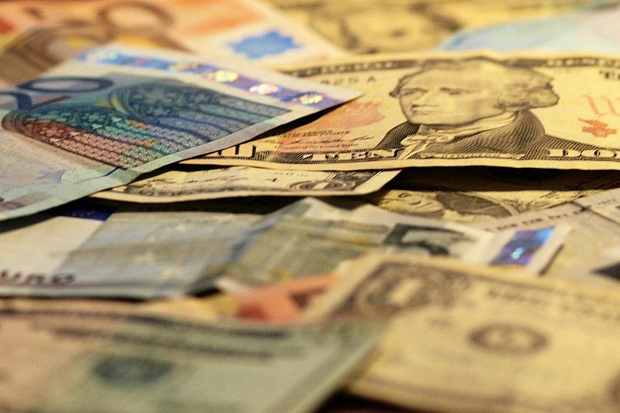 Euro- und Dollarscheine (Archiv)