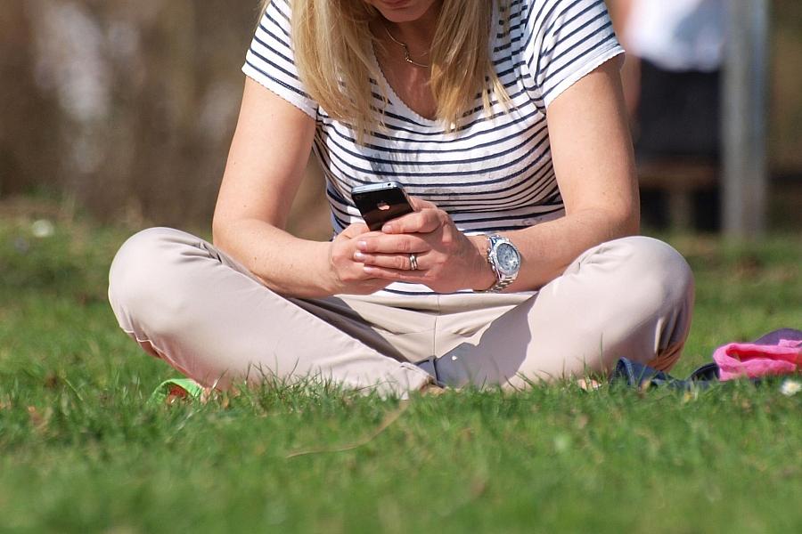 Smartphone-Nutzerin (Archiv)