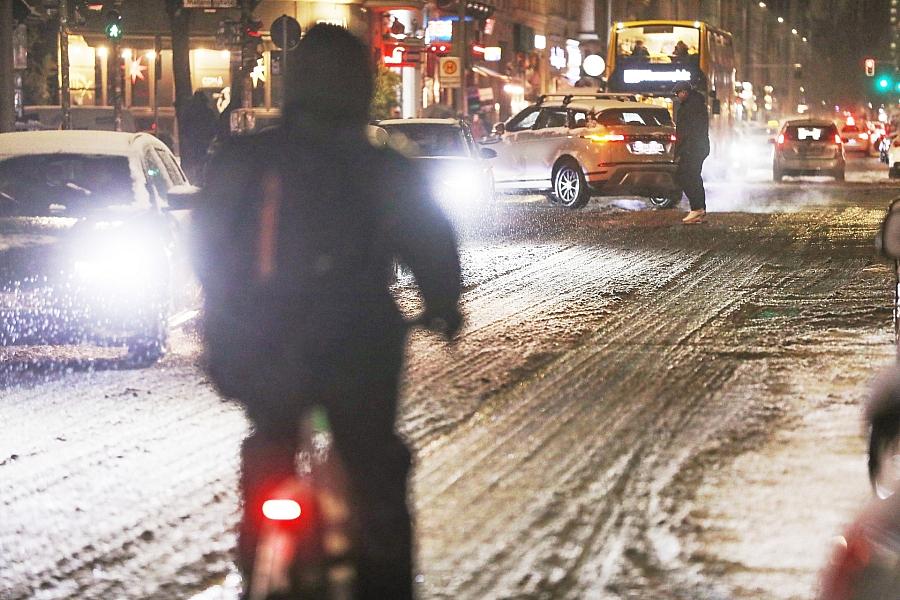 Straßenverkehr unter winterlichen Bedingungen in Berlin (Archiv)