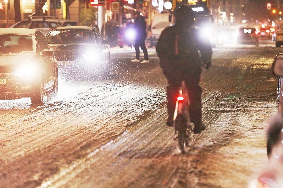 Straßenverkehr unter winterlichen Bedingungen in Berlin (Archiv)