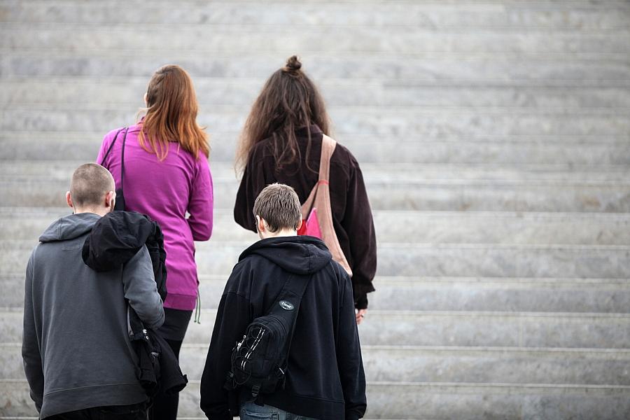 Vier junge Leute auf einer Treppe (Archiv)