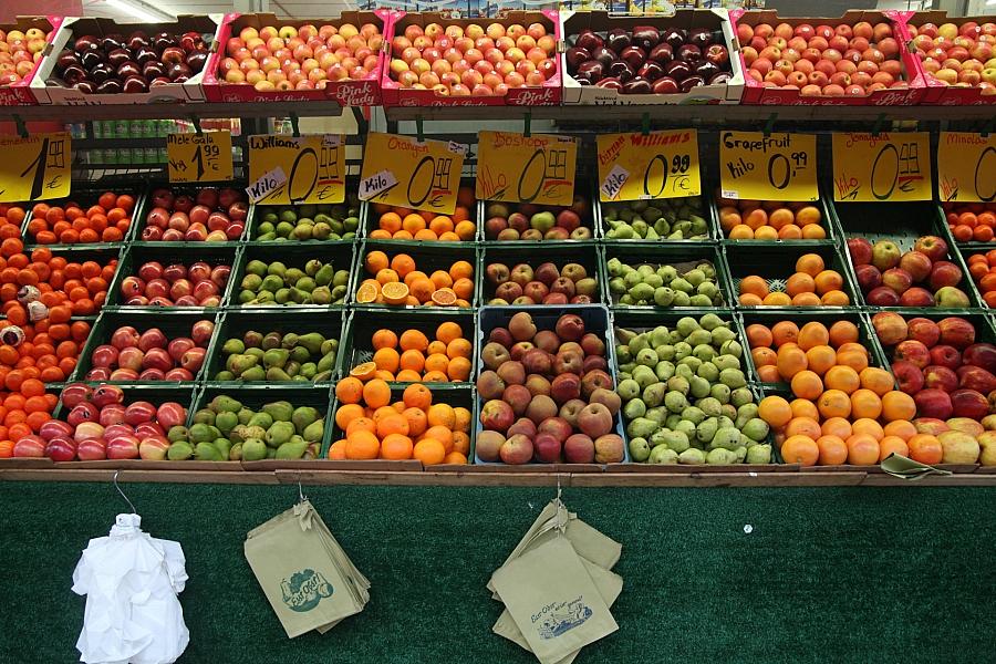 Früchte auf einem Obststand (Archiv)