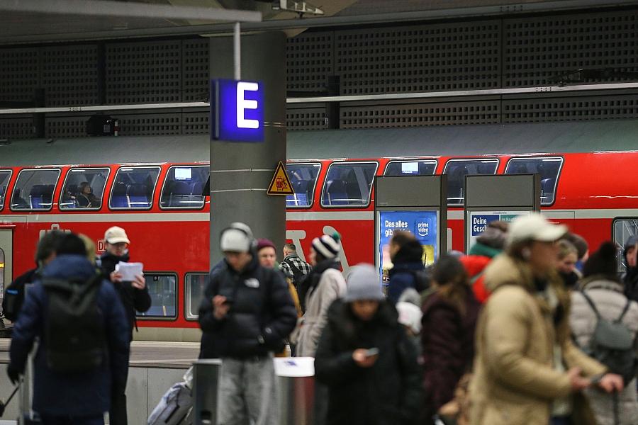 Reisende vor einem Regionalzug (Archiv)