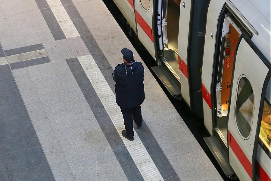 Schaffner bei der Deutschen Bahn (Archiv)