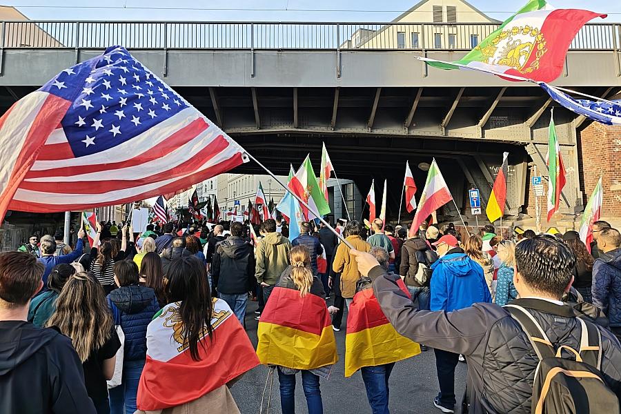 Berliner Demonstration begrüßt Luftschläge gegen Iran