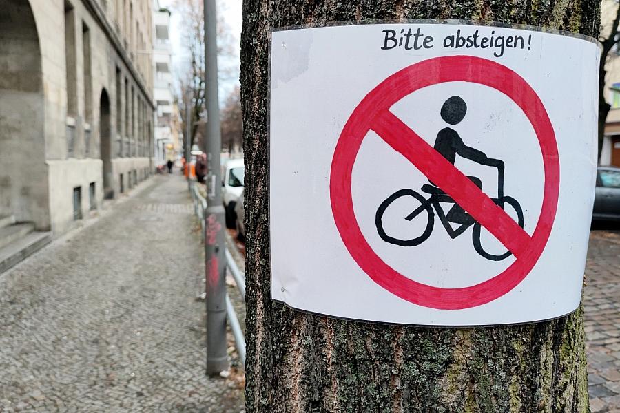Selbstgemaltes Verbotsschild für Fahrradfahrer (Archiv)