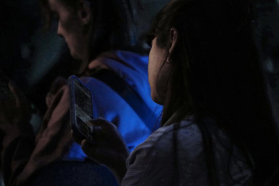 Junge Frau mit Smartphone (Archiv)