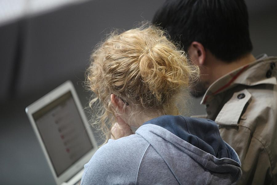Frau und Mann am Computer
