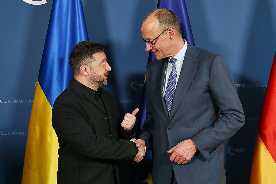 Merz und Selenskyj telefonieren vor USA-Reise: Abstimmung über Trump-Treffen und Lage in Ukraine