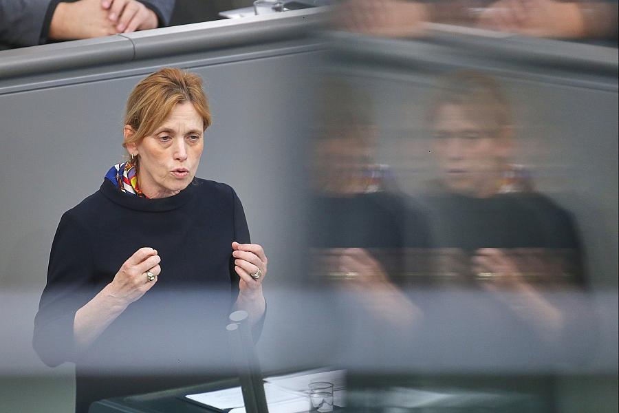 Prien verteidigt EU-Lohntransparenz: Gleiche Arbeit, gleicher Lohn für Männer und Frauen