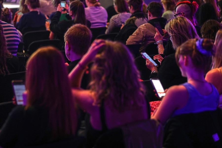 Cem Özdemir kündigt Handyverbot an Schulen und Einsatz für Social-Media-Verbot unter 16 an