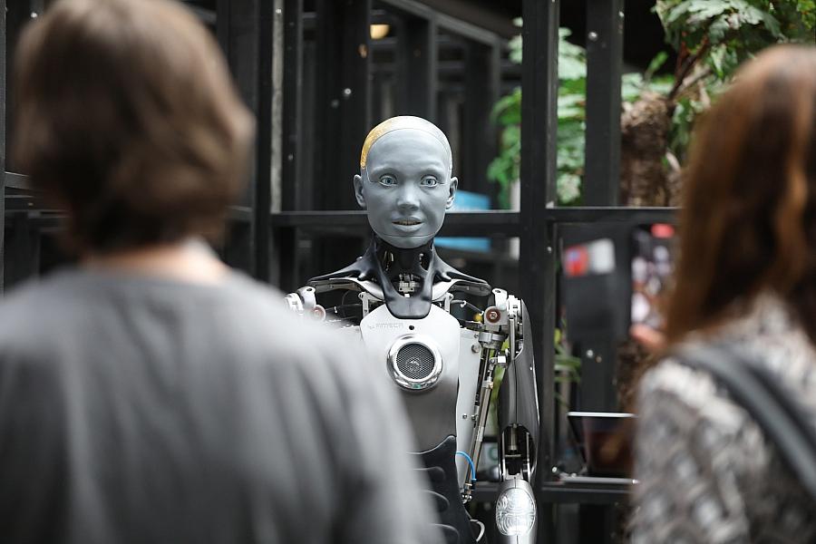 Religionswissenschaftlerin warnt vor KI als Ersatzreligion und Gefahr für die Demokratie