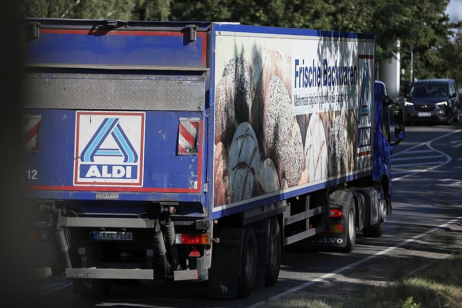 ALDI-Lkw auf der Straße (Archiv)