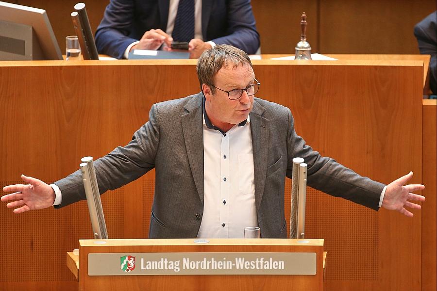Grüner Minister Krischer lobt Teile des Infrastruktur-Zukunftsgesetzes trotz Parteikritik