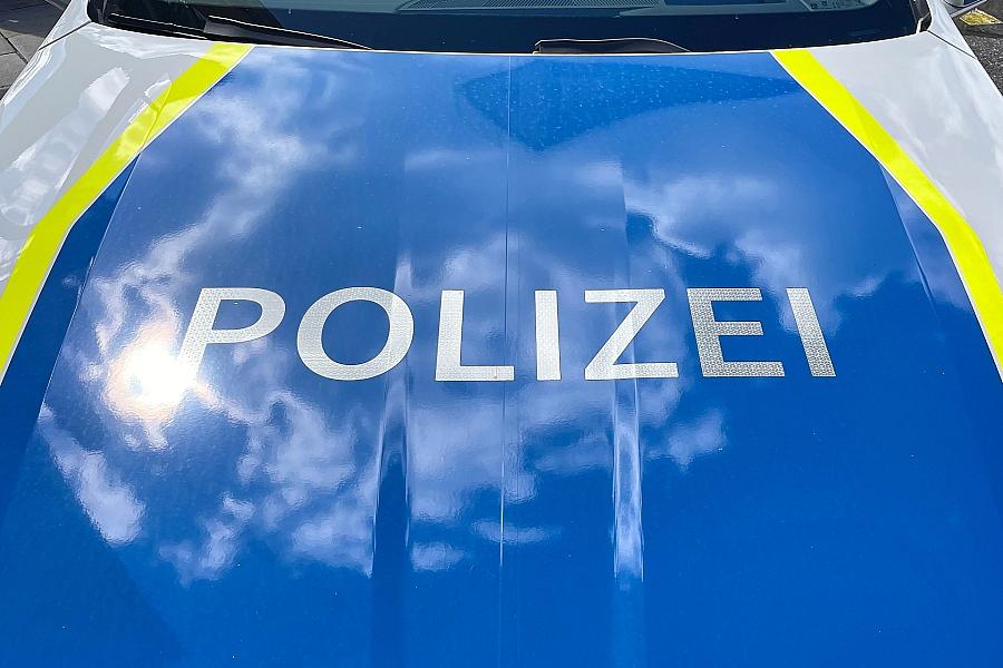 Zwei Personen bei Abkommen von Bundesstraße bei Warlin verletzt