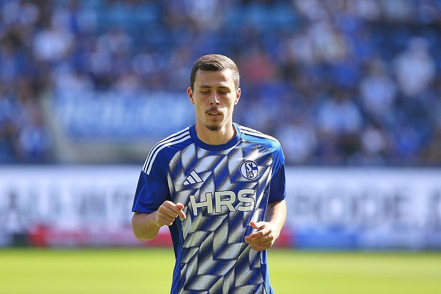 Schalke 04 verteidigt Tabellenführung mit 1:0 gegen Bielefeld – Elversberg folgt mit Sieg gegen Magdeburg