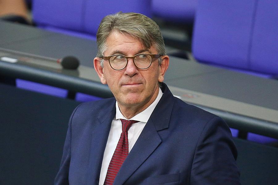 Börsenverein hält trotz Eklat am Buchhandlungspreis fest und kritisiert Kulturstaatsminister Weimer scharf