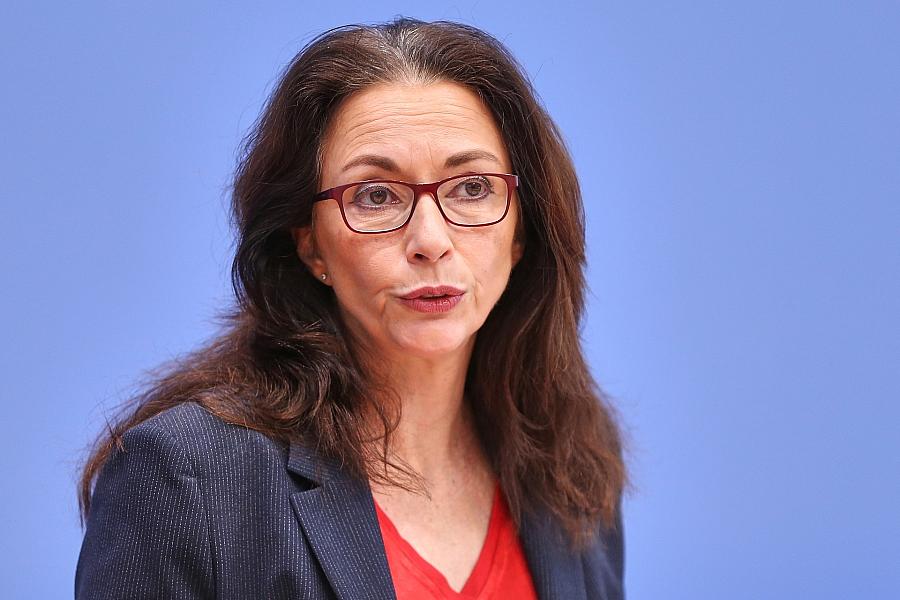 DGB-Chefin Fahimi kritisiert Arbeitgeber für Sozialabbau und Exportkrise