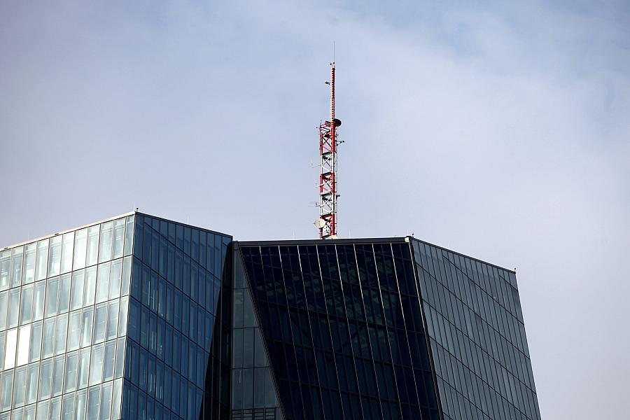 EZB belässt Leitzins bei 2,0 Prozent und beobachtet Kriegsfolgen für Inflation