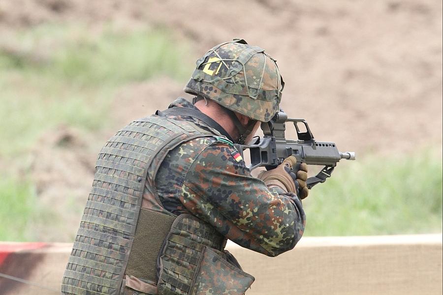 Bundeswehr-Soldat mit G36 (Archiv)