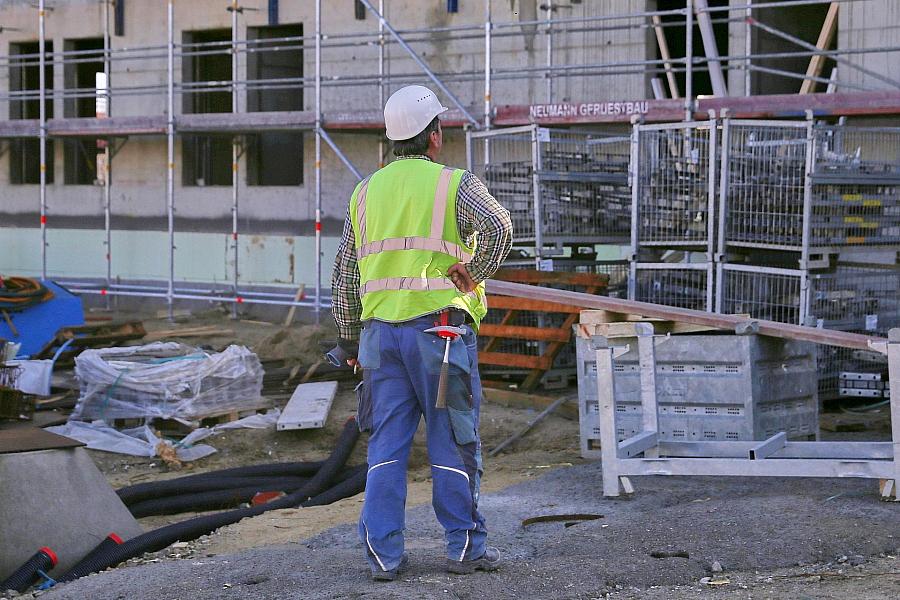 Bauarbeiter auf einer Baustelle (Archiv)