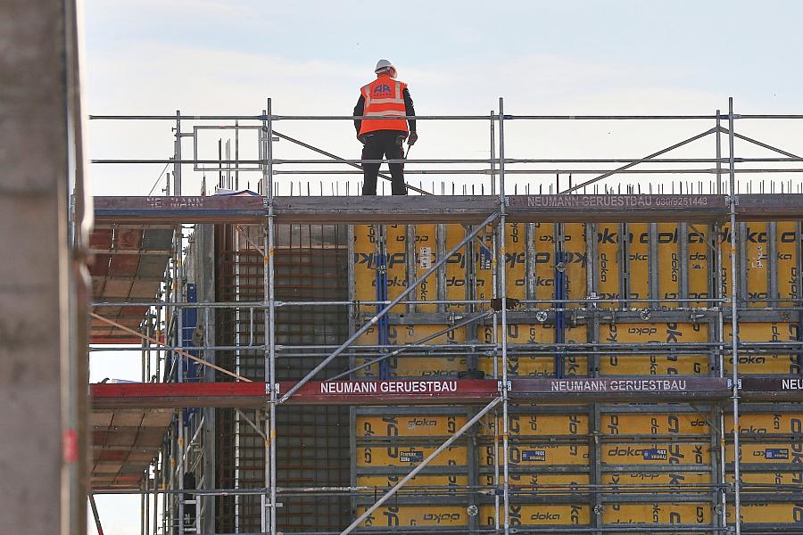 Bauarbeiter auf einer Baustelle (Archiv)