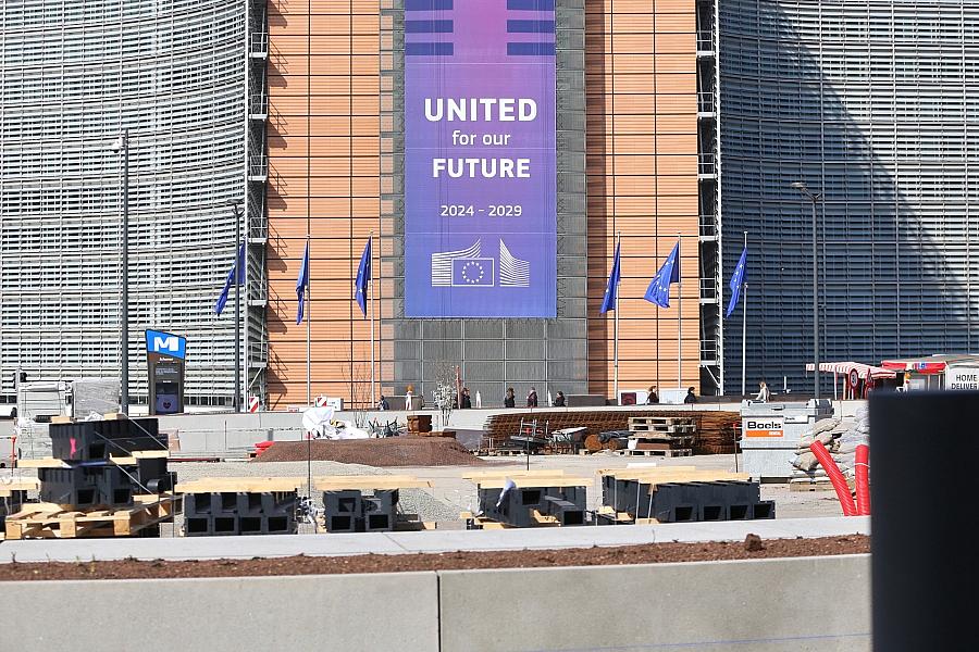 EU-Kommission fordert Google zu Gleichstellung konkurrierender KI-Dienste auf Android auf