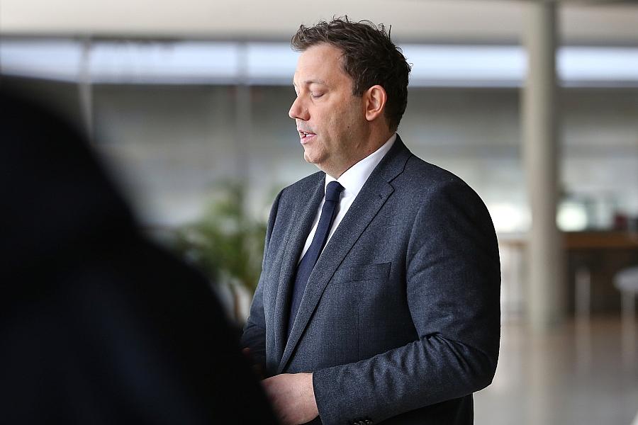 Klingbeil fordert schnelle Energiesteuersenkung und „Übergewinnsteuer“ gegen hohe Spritpreise