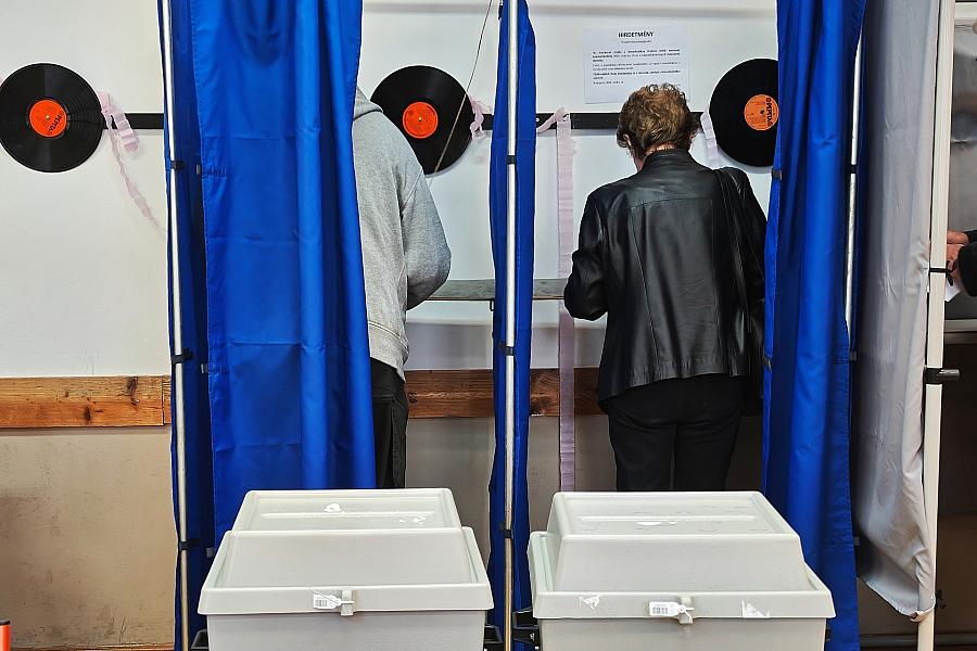 Parlamentswahl in Ungarn: Wahllokale in Ungarn schließen – Umfragen sehen Tisza vorn