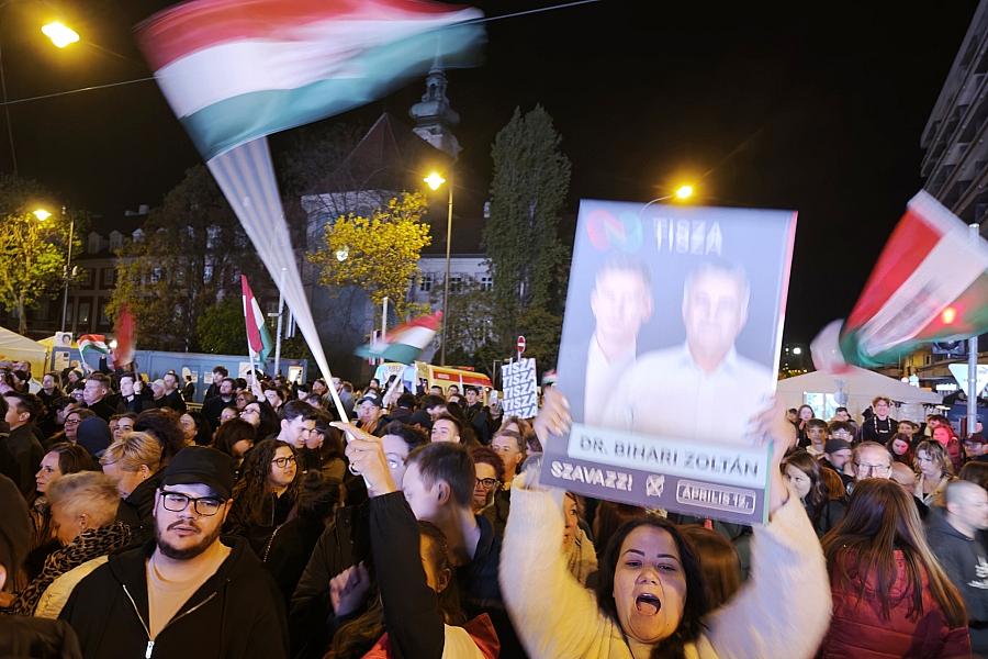 Tisza-Anhänger feiern auf der Wahlparty am 12.04.2026