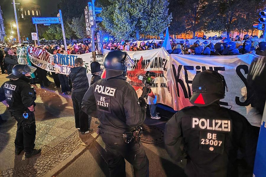 Walpurgisnacht in Berlin: Linke Demo mit Rangeleien und Pyrotechnik