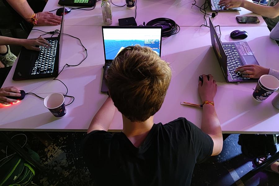 Expertenkommission legt Bestandsaufnahme zum Jugendschutz im Netz vor – Handlungsempfehlungen folgen Ende Juni