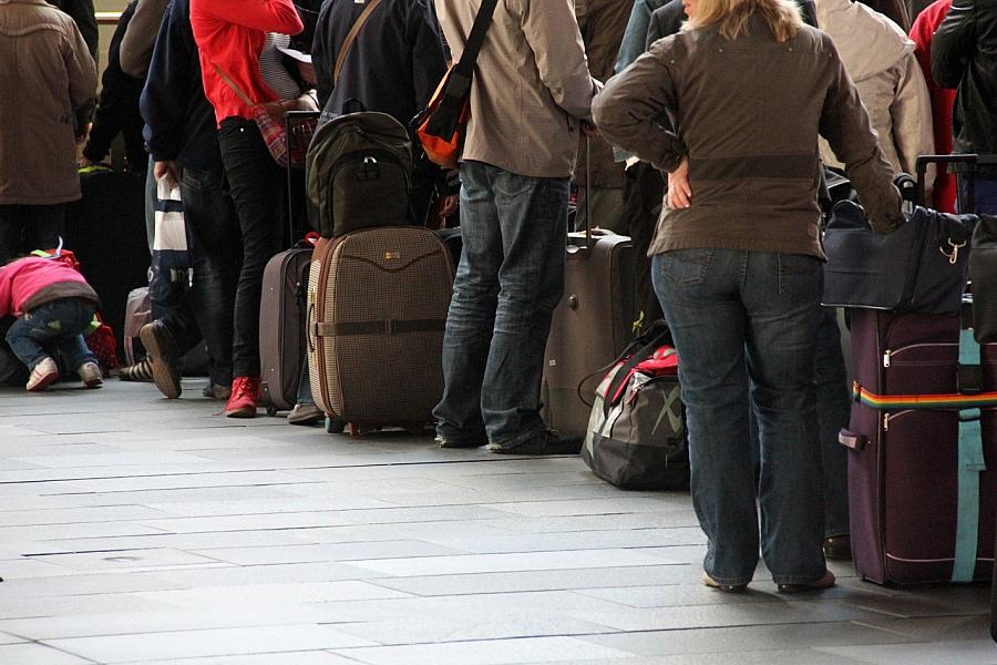 Touristen beim Check-in am Flughafen