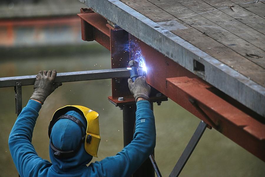 Stellenanzeigen in der Industrie sinken deutlich – Gesundheitswesen verzeichnet Zuwachs