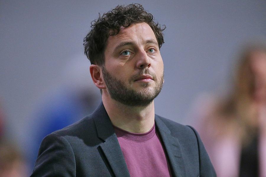 Grünen-Chef Banaszak fordert Reform der Krankenkassen und kritisiert Warkens Pläne als einseitig