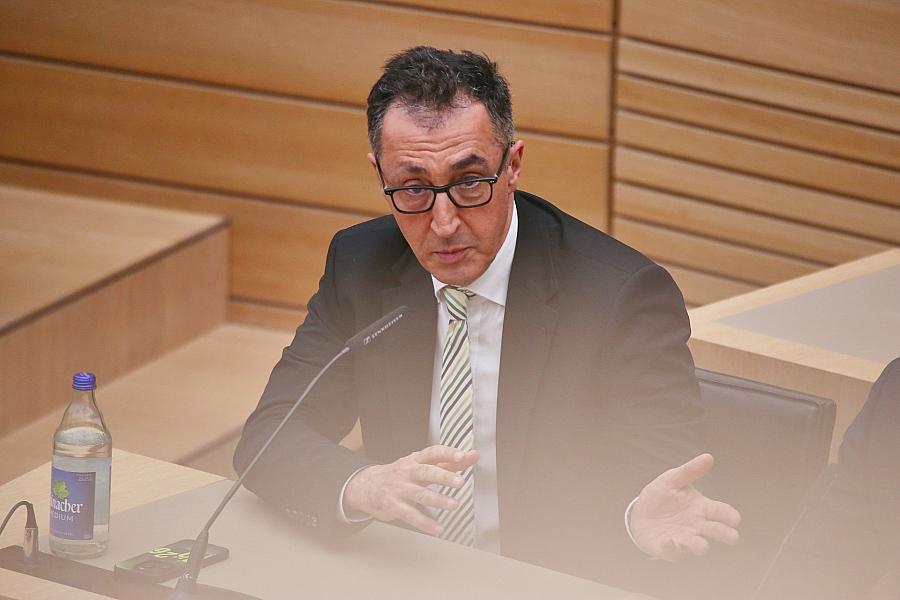 Cem Özdemir zum Ministerpräsidenten von Baden-Württemberg gewählt – Viele Abweichler