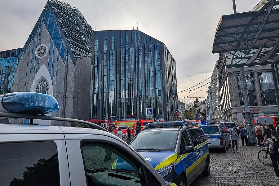 Auto fährt in Leipzig in Menschenmenge am 04.05.2026