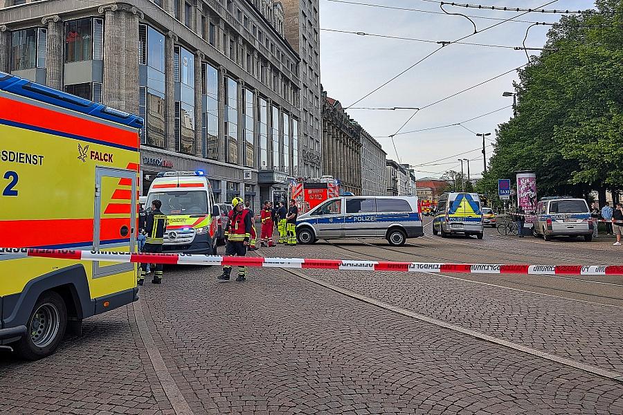 Auto fährt in Leipzig in Menschenmenge am 04.05.2026
