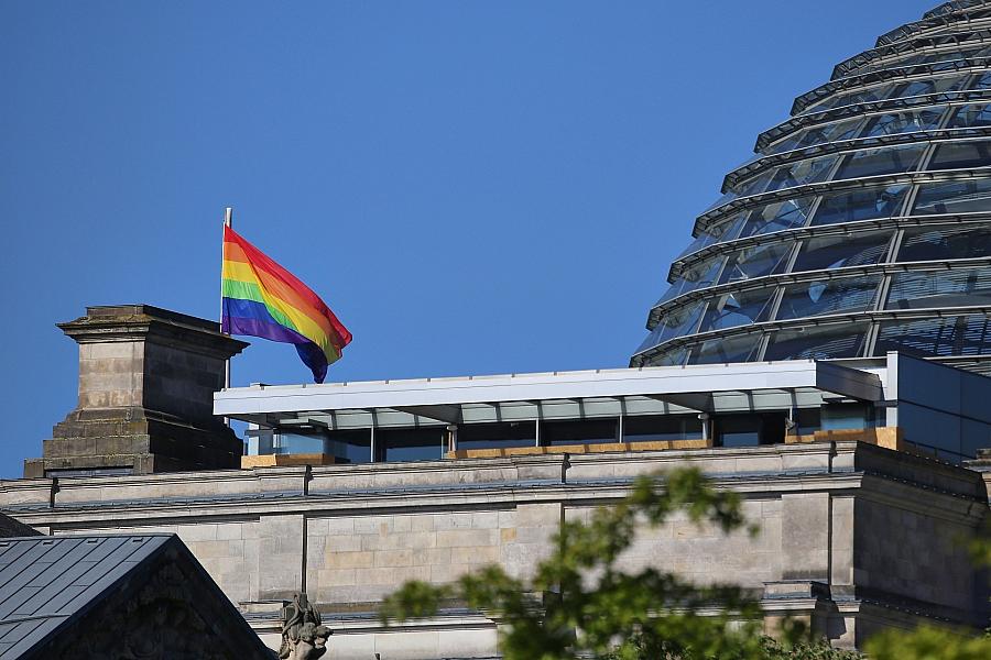 Regenbogenflagge weht zum Gedenken an NS-Opfer am Bundestag