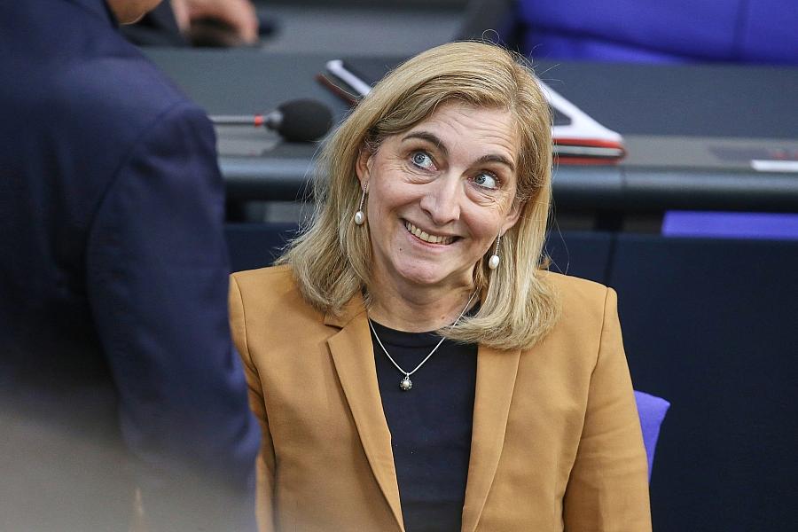 Pflegeversicherung: Gesundheitsministerin Warken plant höhere Beiträge für Kinderlose und Gutverdiener