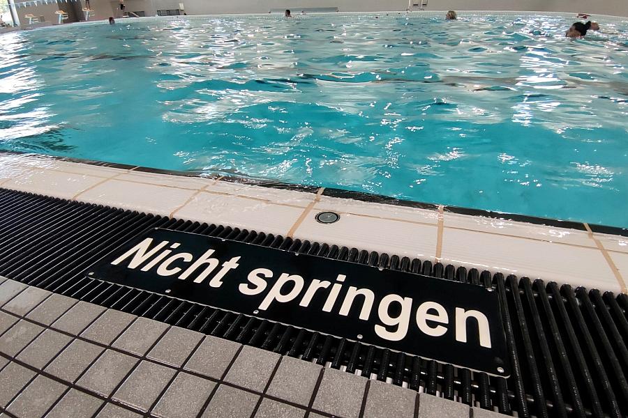 Umfrage: 58 Prozent der Bademeister-Stellen besetzt – KI-Einsatz geplant