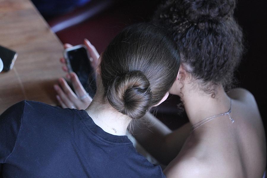 Junge Frauen mit Smartphone (Archiv)