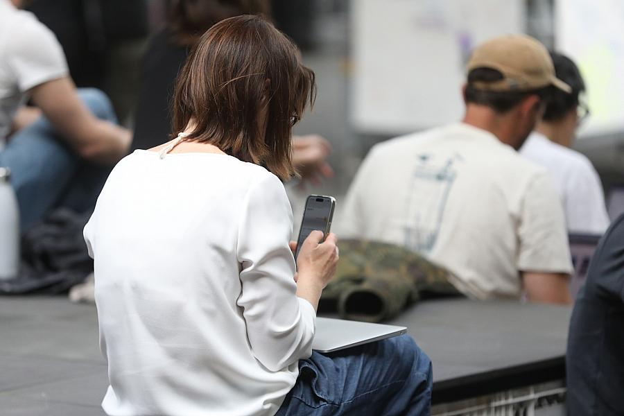 Umfrage: Mehrheit der Deutschen für weniger Smartphone-Nutzung bei Erwachsenen