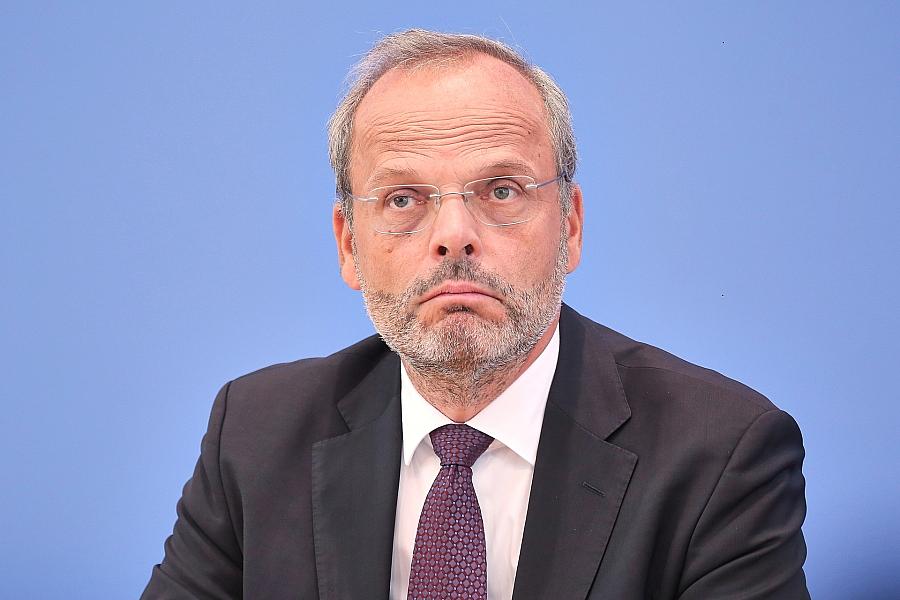 Klein nennt soziale Plattformen „Brandbeschleuniger für Antisemitismus“