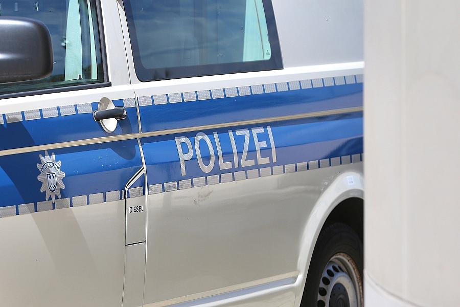Schwerer Unfall auf L259: Pkw prallt gegen Baum
