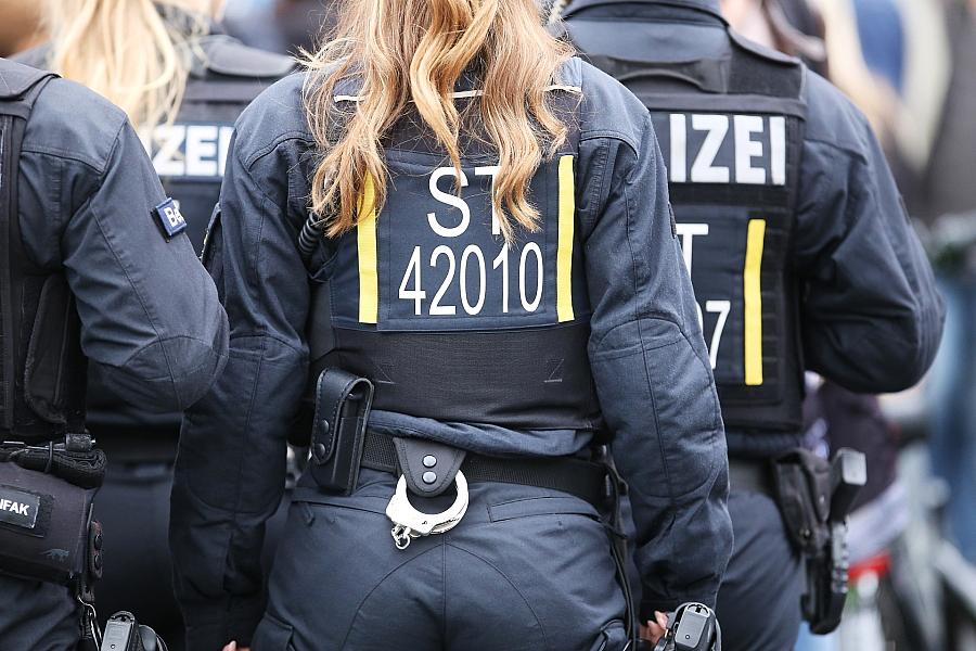 Nach mutmaßlichem Schuhfoto: Frau im Bus in Neubrandenburg verprügelt